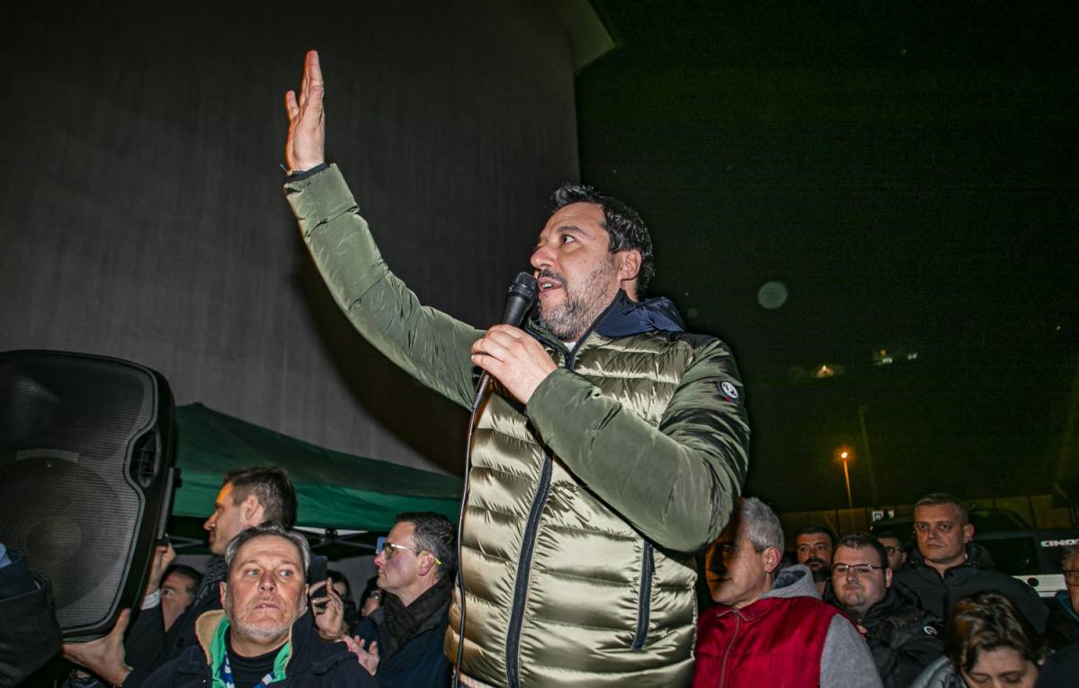 Salvini vuole solo il voto: "Parlo anche con Conte Open arms? Non c'entro"